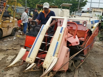 รถเกี่ยวข้าว นวดข้าว แบบนั่งขับ KUBOTA: RX 1550 ใช้งานได้ 2 ระบบ เกี่ยวได้ มัดฟางได้ เครื่องดีเซล 3 สูบ รถเกี่ยวข้าว นวดข้าว แบบนั่งขับ KUBOTA: RX 1550 ใช้งานได้ 2 ระบบ เกี่ยวได้ มัดฟางได้ เครื่องดีเซล 3 สูบ