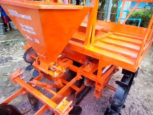 หางปลูกอ้อย45-70แรง พร้อมใช้ใหม่มาก ถังปุ๋ยแสตนเลส ใช้งานแค่ปีเดียวครับ