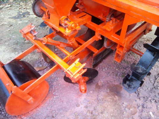 หางปลูกอ้อย45-70แรง พร้อมใช้ใหม่มาก ถังปุ๋ยแสตนเลส ใช้งานแค่ปีเดียวครับ