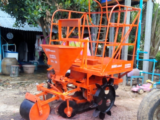 หางปลูกอ้อย45-70แรง พร้อมใช้ใหม่มาก ถังปุ๋ยแสตนเลส ใช้งานแค่ปีเดียวครับ