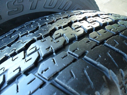 ยางกระบะสูงขอบ17 บริดสโตน 255-65-R17ลงพื้นปลายปี13 (4เส้น4,500บ)