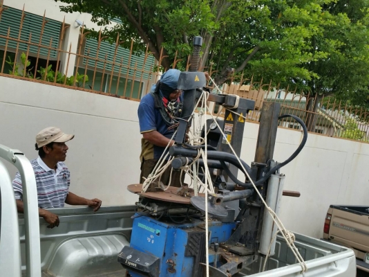 ขณะนี้ tractor-backhoe ได้ส่งเครื่องถอดยาง ขึ้นรถเรียบร้อยแล้ว คาดว่าถึงโคราชแล้วครับ