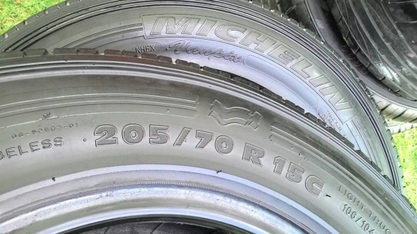 205/70R15 MINCHELIN VANPIX มี 2 เส้น tel.081-427-3941