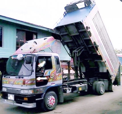 HINO FD 195 HP HO7D หกล้อดั๊มพ์ กระบะดั๊มพ์มิเนียม 6 ตันความยาว 5.50 เมตรสวยจัดพร้อมบรรทุกพร้อมใช้งานได้เลย เครื่องแน่นแรงดีไม่มีเยิ้ม ภายในเก๋งคอนโซลสวยครบ แอร์เย็น พวงมาลัยเพาเวอร์ เบรคทริ๊ปฟี้ครบครัน ช่วงล่างแน่นดีคัชซีไม่มีแตกไม่มีบวม ยาง 8.25 ขอบ 16