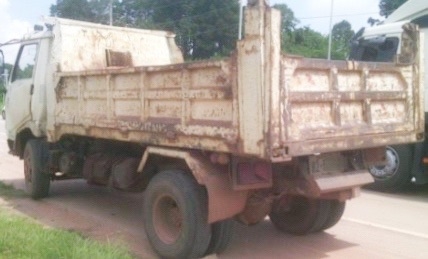 HINO FB 117 HP WO4D หกล้อดั๊มพ์ กระบะดั๊มพ์เหล็ก 4 ตันความยาว 3.60 เมตรสภาพดีพร้อมบรรทุกพร้อมใช้งานได้เลย เครื่องยนต์แรงดีไม่มีเยิ้ม ภายในเก๋งคอนโซลครบพร้อม พวงมาลัยธรรมดา ช่วงล่างแน่น ติด F หน้าหลังครบแล้ว ยาง 8.25 ขอบ 16 สภาพดีประมาณ 60\% เอกสารทะเบียนคร