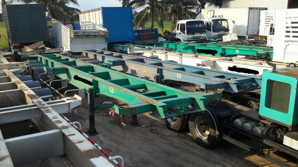 หางก้างปลา 3 เพลา ปี 56  สภาพสวย พร้อมใช้งาน  ชมสินค้าได้ที่เอ็ม ที เจริญยนต์ สาขาปทุมธานี  โทร 081-4958363,081-7361541