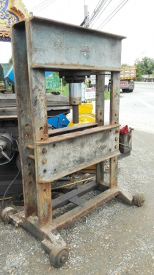 ======= Sold Out!! ====== แท่นอัดไฮดรอลิคมือโยก NIKE 100 ตัน Made in Sweden กระบอกใหญ่ พร้อมใช้ โทร 089-2499-123 นครปฐม