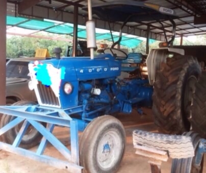 FORD 4000 T2 รถไถเพลาเดียว เครื่องยนต์ 55 แรงเครื่องแรงดีสุดๆไม่มีแตกเยิ้ม ขับง่ายใช้งานได้คล่องตัวดีครับ หลังคาใหม่สวยๆ ระบบเกียร์เดินหน้าถอยหลังใช้งานได้ดีเข้าง่ายไม่มีหลุด ขายเฉพาะรถไถตัวเปล่านะครับไม่มีอุปกรณ์ ช่วงล่างยางสภาพดี 70\% พร้อมใช้งานได้เลยไม