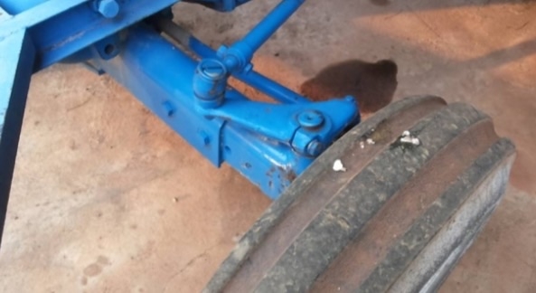 FORD 4000 T2 รถไถเพลาเดียว เครื่องยนต์ 55 แรงเครื่องแรงดีสุดๆไม่มีแตกเยิ้ม ขับง่ายใช้งานได้คล่องตัวดีครับ หลังคาใหม่สวยๆ ระบบเกียร์เดินหน้าถอยหลังใช้งานได้ดีเข้าง่ายไม่มีหลุด ขายเฉพาะรถไถตัวเปล่านะครับไม่มีอุปกรณ์ ช่วงล่างยางสภาพดี 70\% พร้อมใช้งานได้เลยไม FORD 4000 T2 รถไถเพลาเดียว เครื่องยนต์ 55 แรงเครื่องแรงดีสุดๆไม่มีแตกเยิ้ม ขับง่ายใช้งานได้คล่องตัวดีครับ หลังคาใหม่สวยๆ ระบบเกียร์เดินหน้าถอยหลังใช้งานได้ดีเข้าง่ายไม่มีหลุด ขายเฉพาะรถไถตัวเปล่านะครับไม่มีอุปกรณ์ ช่วงล่างยางสภาพดี 70\% พร้อมใช้งานได้เลยไม