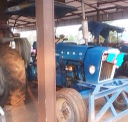 FORD 4000 T2 รถไถเพลาเดียว เครื่องยนต์ 55 แรงเครื่องแรงดีสุดๆไม่มีแตกเยิ้ม ขับง่ายใช้งานได้คล่องตัวดีครับ หลังคาใหม่สวยๆ ระบบเกียร์เดินหน้าถอยหลังใช้งานได้ดีเข้าง่ายไม่มีหลุด ขายเฉพาะรถไถตัวเปล่านะครับไม่มีอุปกรณ์ ช่วงล่างยางสภาพดี 70\% พร้อมใช้งานได้เลยไม FORD 4000 T2 รถไถเพลาเดียว เครื่องยนต์ 55 แรงเครื่องแรงดีสุดๆไม่มีแตกเยิ้ม ขับง่ายใช้งานได้คล่องตัวดีครับ หลังคาใหม่สวยๆ ระบบเกียร์เดินหน้าถอยหลังใช้งานได้ดีเข้าง่ายไม่มีหลุด ขายเฉพาะรถไถตัวเปล่านะครับไม่มีอุปกรณ์ ช่วงล่างยางสภาพดี 70\% พร้อมใช้งานได้เลยไม