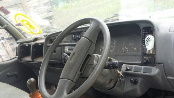 ขายรถหกล้อ MITSUBISHI cantae 115 หัวลากคัชซี มีเกียร์ฝากพร้อมเอกสารพร้อมโอนราคา370,000