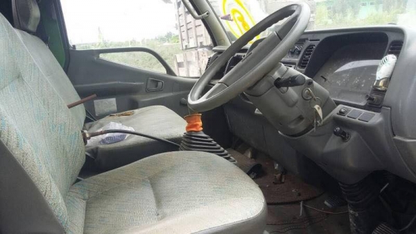 ขายรถหกล้อ MITSUBISHI cantae 115 หัวลากคัชซี มีเกียร์ฝากพร้อมเอกสารพร้อมโอนราคา370,000