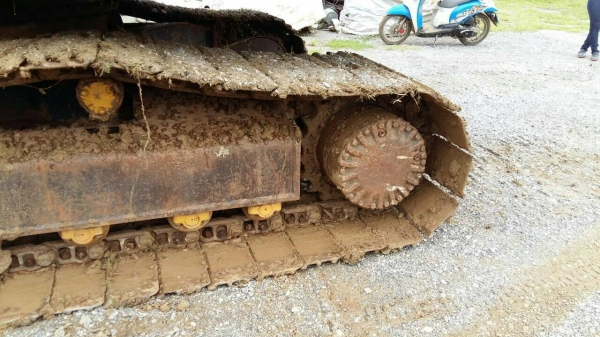 ขายรถแบคโฮ KOMATSU PC200-6 เอกสารเล่มทะเบียน ระบบไฟกล่องไฟใหญ่หาย ราคา 750000