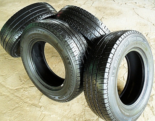 ยางรถกระบะขอบ15  มิชลิน215-70-R15ลงพื้นปลายปี13 (4เส้น 3,600บ)