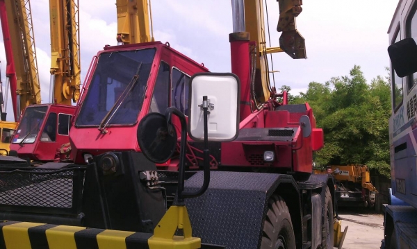 ต้องการขายรถเครน4ล้อTADANO25-M4ปี88