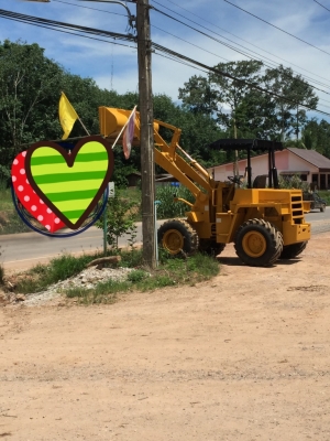 Komatsu 507  แขนยาว ตักขึ้น 10 ล้อรั้วสูงสี่เส้นได้นะคะ