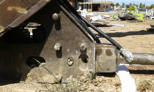 ขายรถแบคโฮ KOMATSU PC200-6 เอกสารเล่มทะเบียน มีบุ้งกี๋กับหัวกระแทก ไม่มีระบบไฟ ราคา 850000