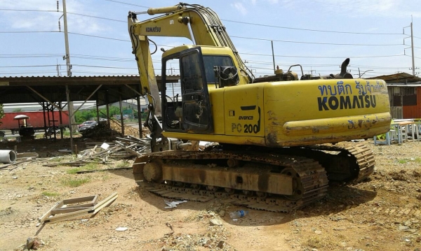 ขายรถแบคโฮ KOMATSU PC200-6 เอกสารเล่มทะเบียน มีบุ้งกี๋กับหัวกระแทก ไม่มีระบบไฟ ราคา 850000