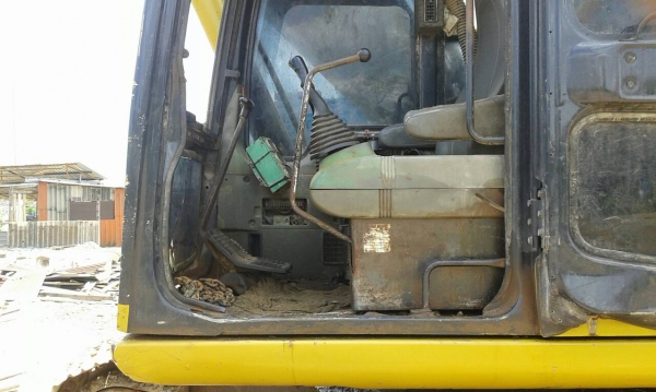ขายรถแบคโฮ KOMATSU PC200-6 เอกสารเล่มทะเบียน มีบุ้งกี๋กับหัวกระแทก ไม่มีระบบไฟ ราคา 850000