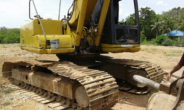 ขายรถแบคโฮ KOMATSU PC200-6 เอกสารเล่มทะเบียน มีบุ้งกี๋กับหัวกระแทก ไม่มีระบบไฟ ราคา 850000