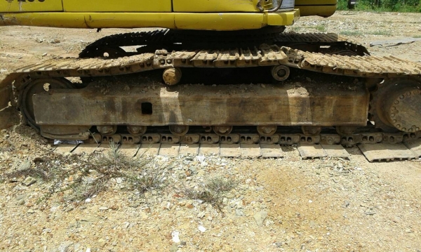 ขายรถแบคโฮ KOMATSU PC200-6 เอกสารเล่มทะเบียน มีบุ้งกี๋กับหัวกระแทก ไม่มีระบบไฟ ราคา 850000