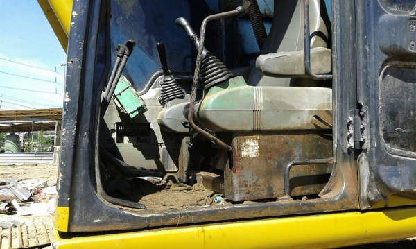 ขายรถแบคโฮ KOMATSU PC200-6 เอกสารเล่มทะเบียน มีบุ้งกี๋กับหัวกระแทก ไม่มีระบบไฟ ราคา 850000