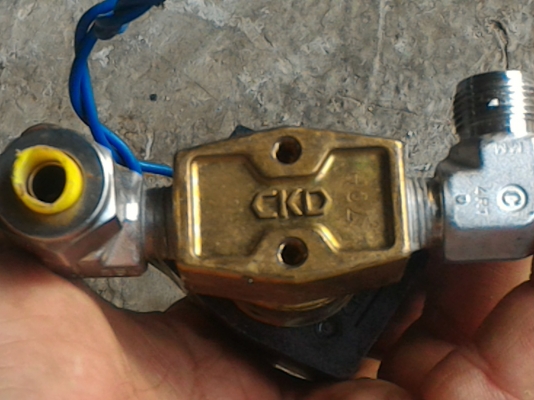 โซลินอยด์วาล์ว CKD แบบเอนกประสงค์ใช้กับอย่างได้ น้ำ น้ำมัน และก๊าซ ขนาดท่อเกลี่ยว 12.5 มม.ใช้ไฟ 100 V.