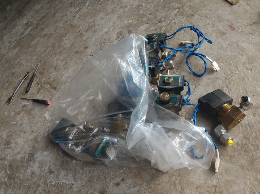 โซลินอยด์วาล์ว CKD แบบเอนกประสงค์ใช้กับอย่างได้ น้ำ น้ำมัน และก๊าซ ขนาดท่อเกลี่ยว 12.5 มม.ใช้ไฟ 100 V.