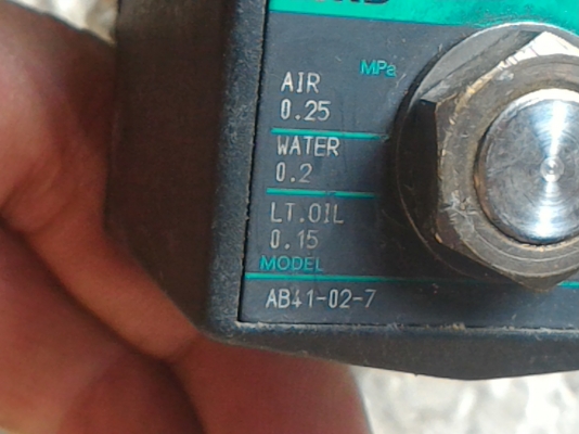 โซลินอยด์วาล์ว CKD แบบเอนกประสงค์ใช้กับอย่างได้ น้ำ น้ำมัน และก๊าซ ขนาดท่อเกลี่ยว 12.5 มม.ใช้ไฟ 100 V.