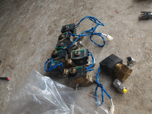 โซลินอยด์วาล์ว CKD แบบเอนกประสงค์ใช้กับอย่างได้ น้ำ น้ำมัน และก๊าซ ขนาดท่อเกลี่ยว 12.5 มม.ใช้ไฟ 100 V.