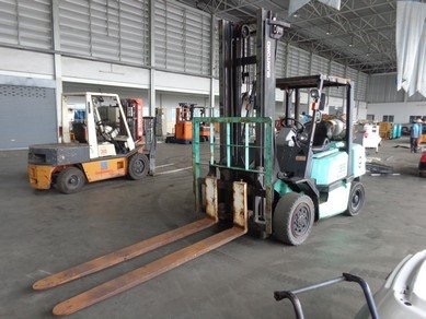 ขายรถยก 3.5 ตัน ยกสินค้าได้สูง 4 เมตร งายาวๆๆๆ เลื่อนซ้าย-ขวาได้