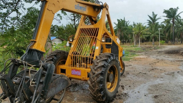 ขายรถคีบ 3 ล้อ สภาพสวยพร้อมใช้งาน เครื่อง 4JB1 88 แรงม้า ปั้มดี ยางสวย ราคาต่อรองได้ครับ