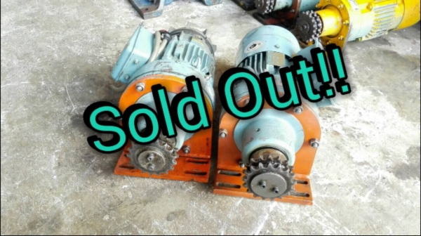 *********ขายแล้วครับ!!**********มอเตอร์เกียร์ Sumitomo Cyclo Drive 1 HP. ไฟ 380V. อัตราทด 1:29 มีเบรคในตัว สภาพสวย วิ่งเงียบ มี 2 ตัว โทร 089-2499-123 นครปฐม