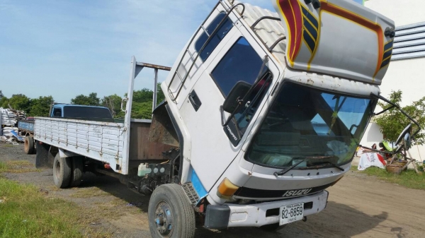 หกล้อ อีซูซุ ร็อค195แรง แอร์ เวอร์ ทิฟฟี ช่วงยาว 6.50ม สภาพสวยพร้อมใช้สุดๆ ทะเบียนพร้อมโอน