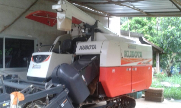 รถเกี่ยวคูโบต้า ปี 56 พร้อมเทลเลอร์ 650,000.-