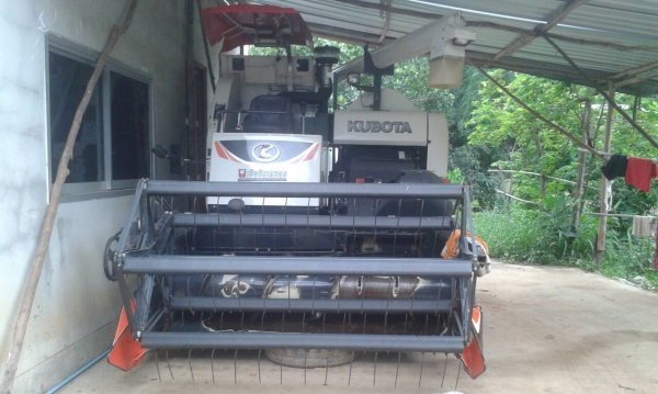 รถเกี่ยวคูโบต้า ปี 56 พร้อมเทลเลอร์ 650,000.- รถเกี่ยวคูโบต้า ปี 56 พร้อมเทลเลอร์ 650,000.-