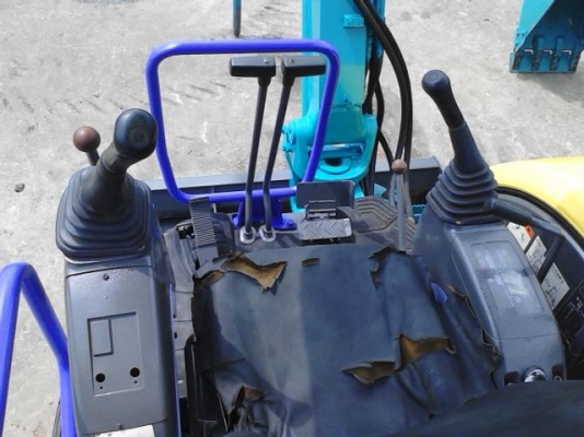 KOMATSU. PC 30 MR-1 พร้อมหัวกระแทก