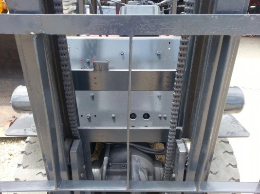 ขาย รถโฟล์คลิฟท์ 2.5 T แดง เสาสูง 3 เมตร ยางหน้า-หลังตัน สภาพพร้อมใช้งาน