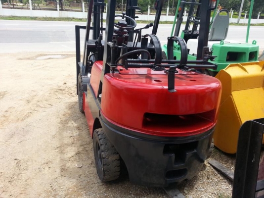 ขาย รถโฟล์คลิฟท์ 2.5 T แดง เสาสูง 3 เมตร ยางหน้า-หลังตัน สภาพพร้อมใช้งาน