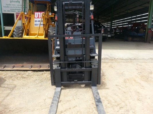 ขาย รถโฟล์คลิฟท์ 2.5 T แดง เสาสูง 3 เมตร ยางหน้า-หลังตัน สภาพพร้อมใช้งาน