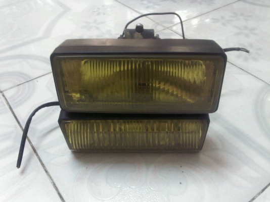 สปรต์ไลท์ สภาพดี 1 คู่ ( เอาไป 550 )