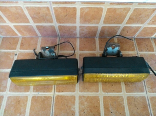 สปรต์ไลท์ สภาพดี 1 คู่ ( เอาไป 550 )