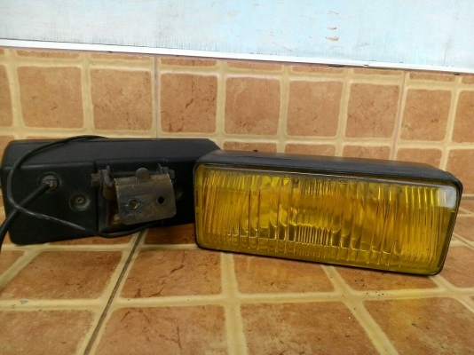 สปรต์ไลท์ สภาพดี 1 คู่ ( เอาไป 550 )