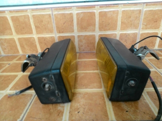 สปรต์ไลท์ สภาพดี 1 คู่ ( เอาไป 550 )