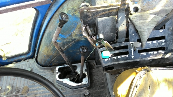 ขายรถไถ ฟอร์ด 8210 คาราโร่ พร้อมทะเบียน 0876743909