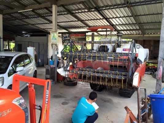 ขายรถเกี่ยวข้าว คูโบต้า รุ่น DC 60 เติมน้ำมันอย่างเดียว เช็คศูนย์ พร้อมใช้