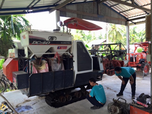 ขายรถเกี่ยวข้าว คูโบต้า รุ่น DC 60 เติมน้ำมันอย่างเดียว เช็คศูนย์ พร้อมใช้