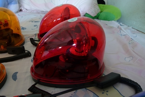 ไฟไซเรน 12 โวลท์ อันละ 580 บาท.-     มีสี แดง / น้ำเงิน / สี ส้ม