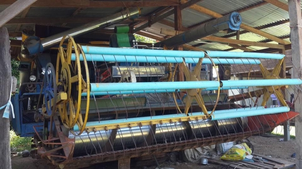 ขายรถเกี่ยวข้าวไทยเส็งยนต์ มดตะนอย ช่วงล่าง10 โซ่ดี ลูเลอร์9ล้อ เครื่องดี ho7cเทอร์โบว์ อุ้มปรับระดับ พร้อมใช้งานช่วงล่างเต็มตู้ดี ปั๊มไดกิ้น22