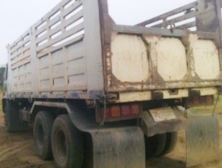 ISUZU ROCKY FXZ 240 HP 6SD1 สิบล้อดั๊มพ์ 2 เพลา ร็อกกี้หัวขาว กระบะดั๊มพ์เหล็ก 12 ตันของสามมิตรลอนนอน สภาพดีสวยพร้อมบรรทุกพร้อมใช้งานได้เลยครับ เครื่องยนต์แรงดีไม่มีเยิ้ม ภายในเก๋งคอนโซลสวยครบพร้อม พวงมาลัยเพาเวอร์ เกียร์ฟูลเลอร์เดิมๆใช้งานง่ายไม่มีหลุด ร